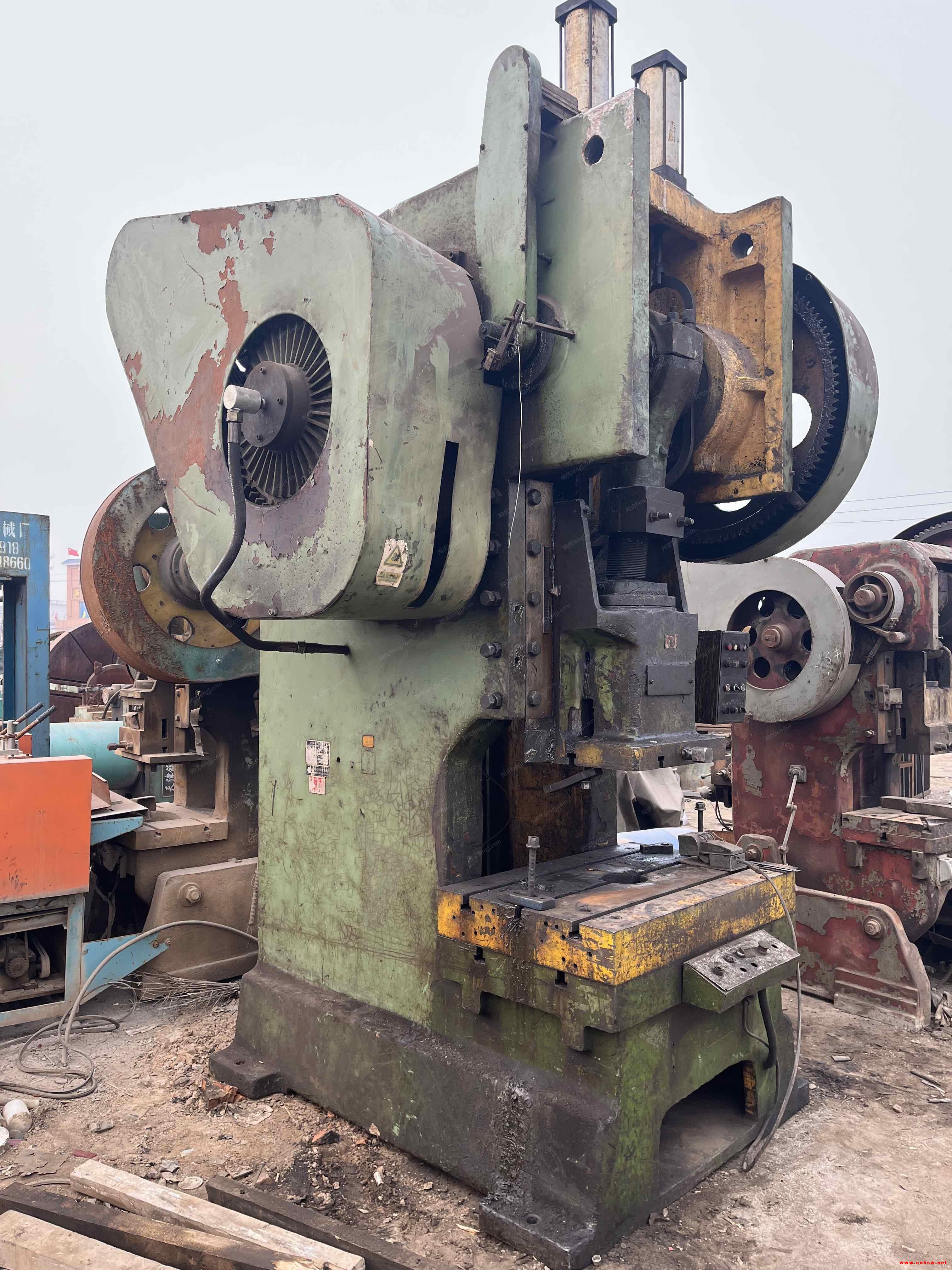 低价处理200吨气动冲床